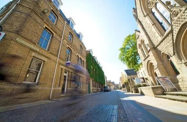 The New52 - A Modern 2 Bed Apartment Located in the Heart of Oxford City