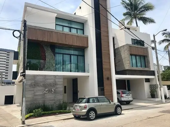 Newer Ground Floor Apartment Near The Beach, Shops