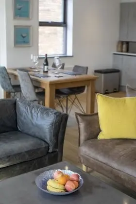 Newly Furnished 2 Bed Apartment in the Heart of Old Town Swindon