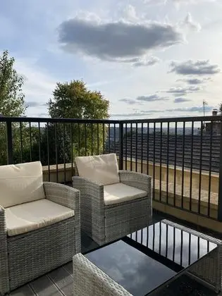 Newly Refurbished 2 Bed 2 Bath Apartment With Terrace and Private Parking