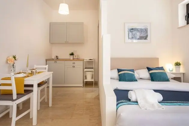 Newly Refurbished Studio Near Kvaternik Square