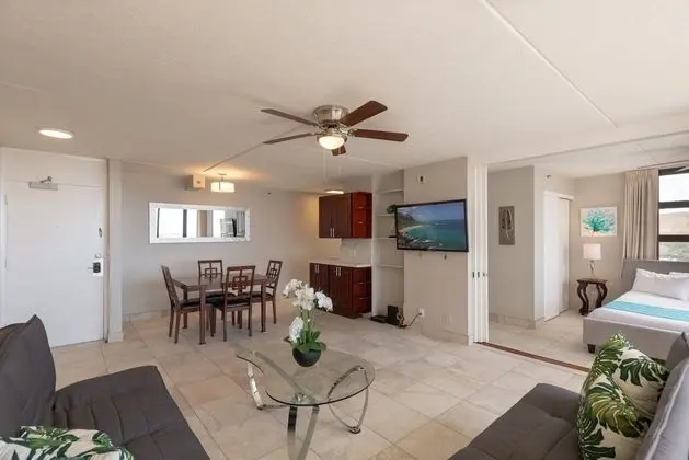 Newly Remodeled Corner Unit at the Waikiki Banyan With Diamond Head Views by Redawning - Öne Çıkan Resim