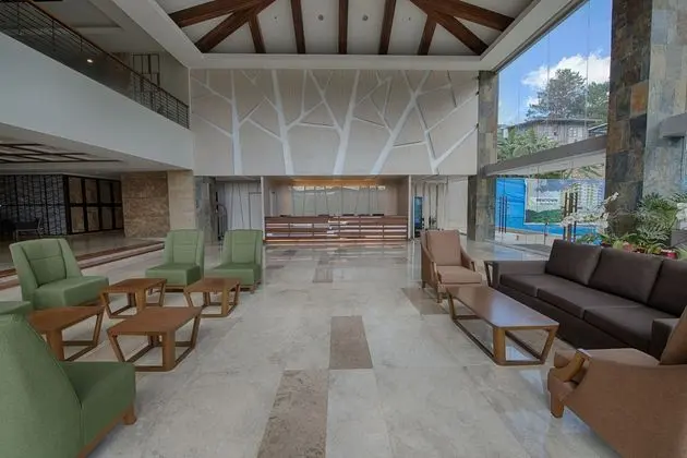 NEWTOWN PLAZA HOTEL - Lobi