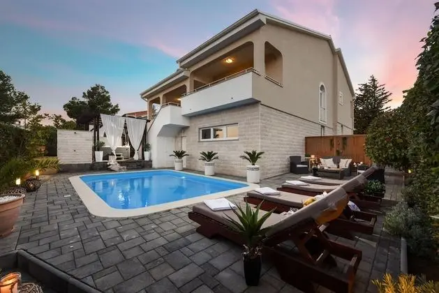 Villa Next to the sea Private Heated Pool Ensuite Bathroom