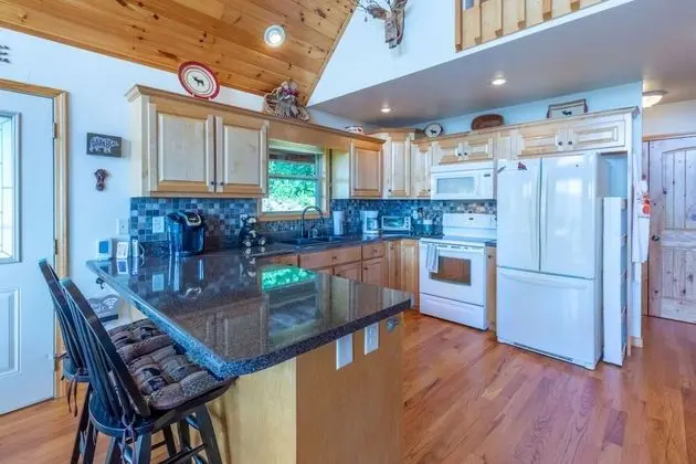 NFL Sunday Ticket - The Blue Ridge Mountain Top Cabin - Mutfak