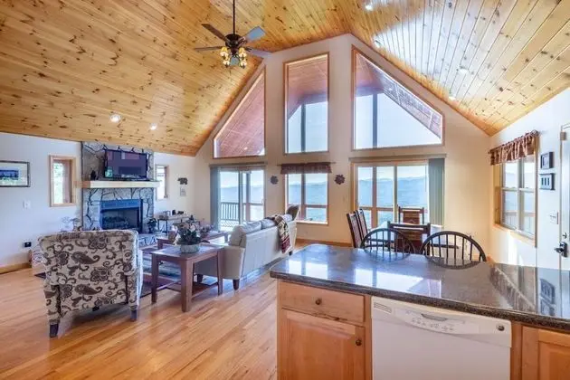 NFL Sunday Ticket - The Blue Ridge Mountain Top Cabin - Oda Düzeni