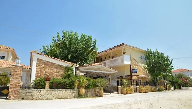 Ni-Mar Studios & Apartments