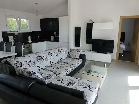 Nice Apartment With Shared Swimming Pool Near the Beach and Trogir