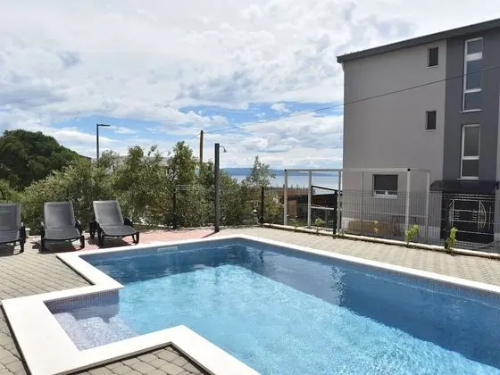 Nice Apartment With Shared Swimming Pool Near the Beach and Trogir