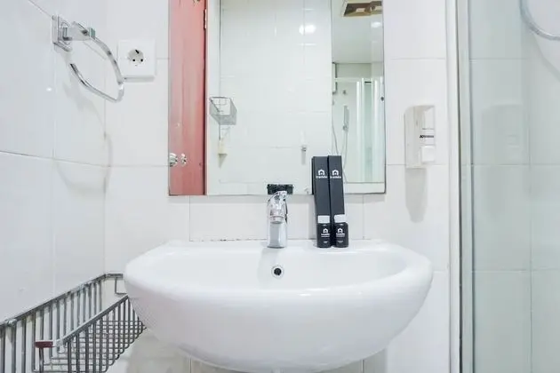 Nice and Private 1BR Apartment at Thamrin Residence - Banyo Tipleri