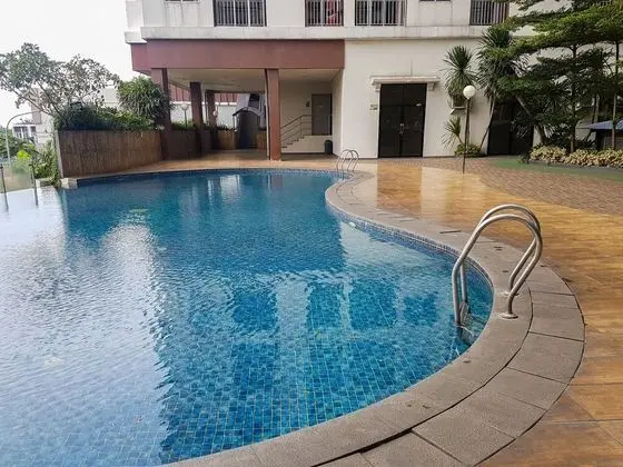 Nice And Spacious Studio At Serpong Greenview Apartment - Havuz