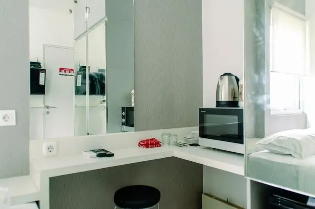 Nice Studio Apartment At Aeropolis Residence Near Cgk Airport - İç Mekan