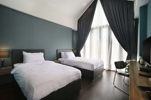 The Nichehome - A Lovely Waterside Living