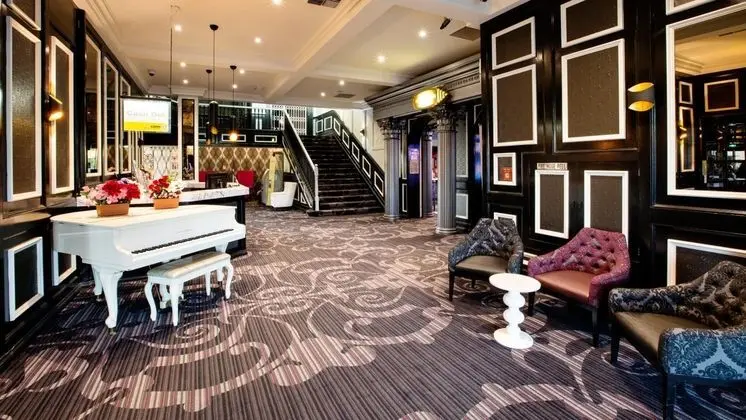 Nightcap at Skyways Hotel - Lobi