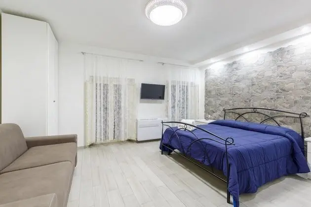 Nilo 1 - Shelter in the Center