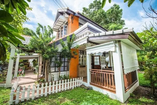 Nimman Elegant Garden Villa