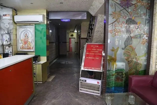 Hotel Nirmal Mahal By Check In Room - Lobi