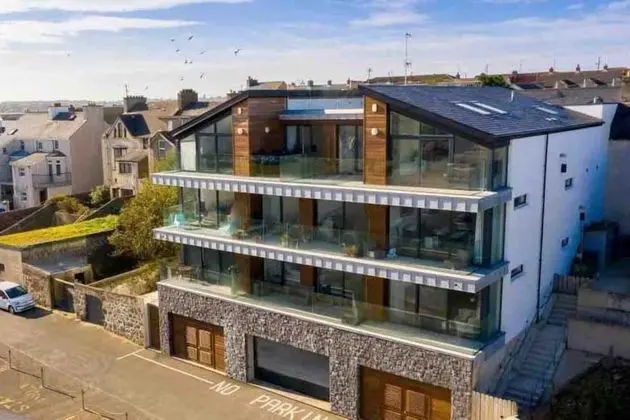 No2 Sandy Bay , Luxury Beachfront Apartment