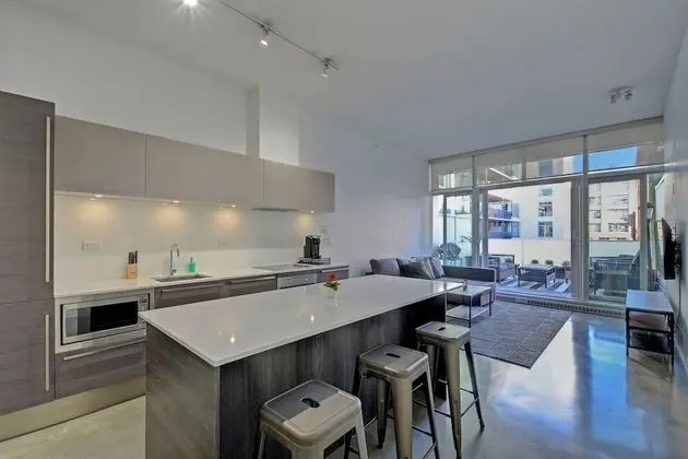 Noel Suites-Gastown