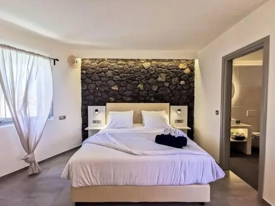 Noir Santorini