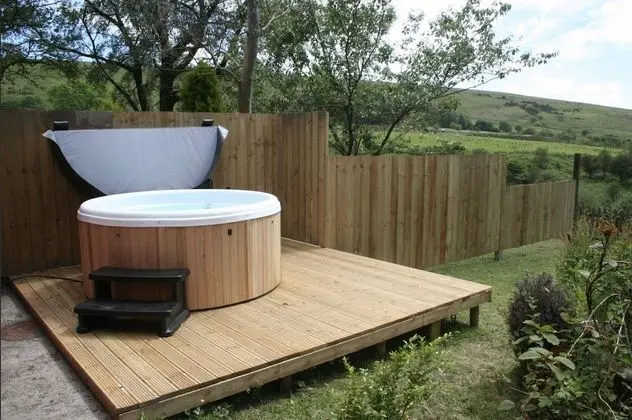 The Nook - Farm Park Stay with Hot Tub, BBQ & Fire Pit
