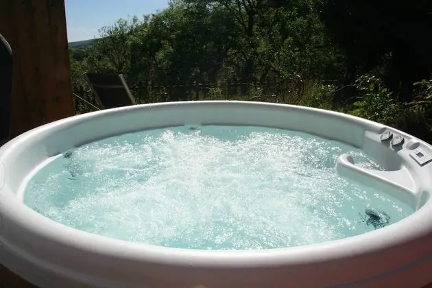 The Nook - Farm Park Stay with Hot Tub, BBQ & Fire Pit - Havuz
