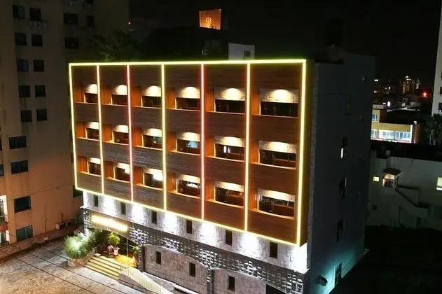 Hotel At noon