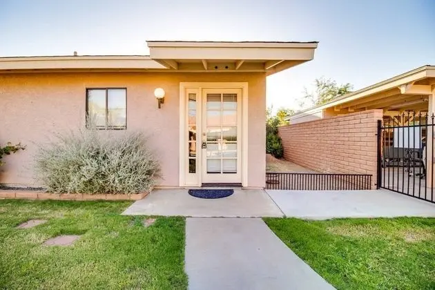 North Phoenix 6 Bdrm w/ Guest House and Htd Pool!