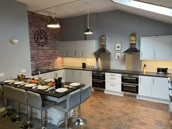 The North West Contractors Base - 9 Bedroom - EV Charging - Oda