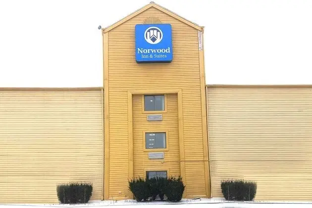 Norwood Inn & Suites Milwaukee - 1