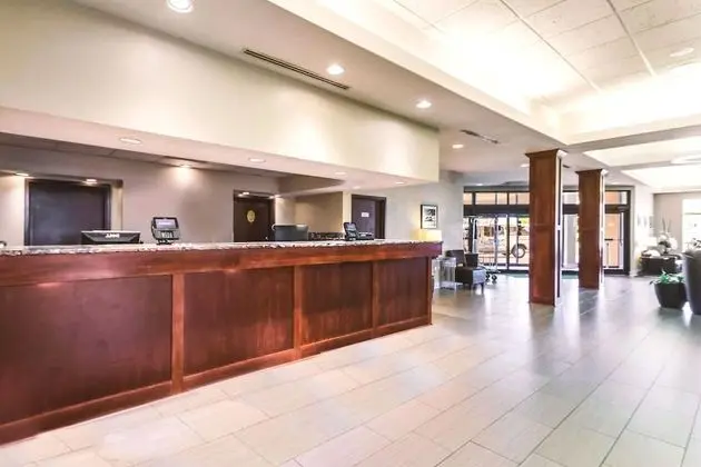 Norwood Inn & Suites Milwaukee - Lobi