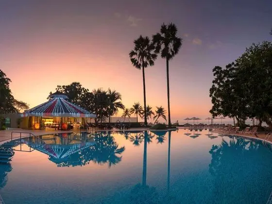 Novotel Rayong Rim Pae Resort - Havuz