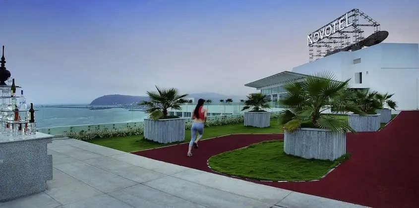 Novotel Visakhapatnam Varun Beach Hotel - Plaj