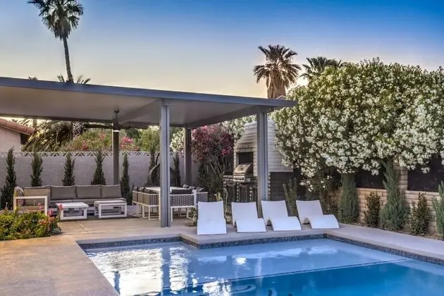 Nuevo Vegas Pool Experience Wet Deck Hot Tub Bar BBQ