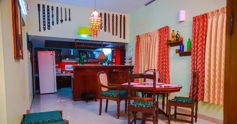 Nutshell Airport Retreat by the Sea - Lobi