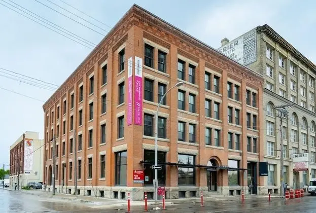 NY Style Loft w Parking Exchange District Gym