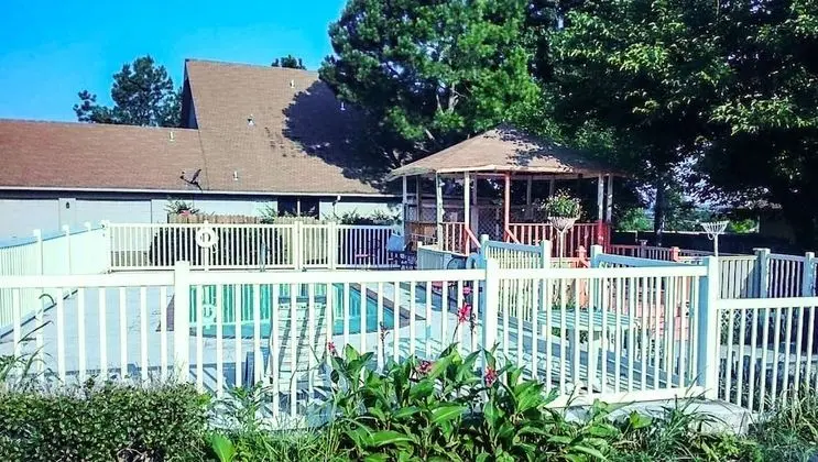 Oak Hill Inn & Suites - Havuz