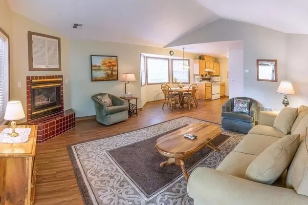 Oak Lawn Cottage ~ 1.5 Blocks to OSF