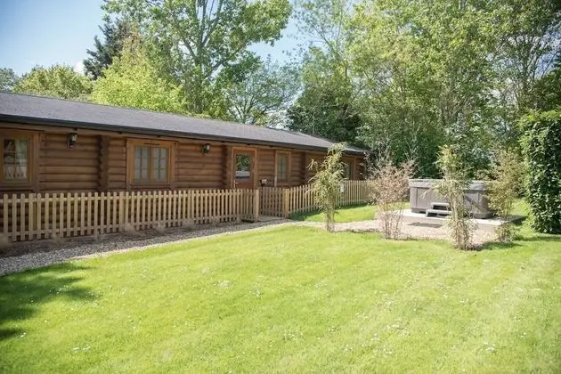 Oak Lodge With Hot Tub, Kingfishers