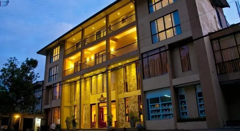 Oak-Ray Regency Hotel