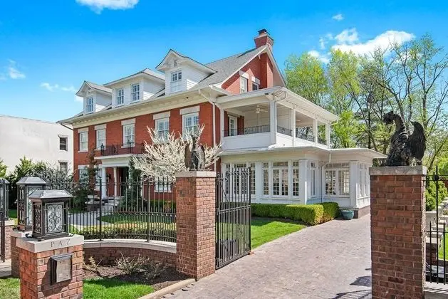 Oak Street Mansion - Öne Çıkan Resim