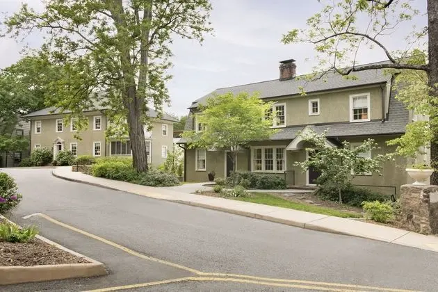 Oakhurst Inn