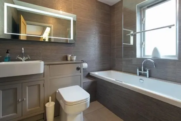 Oaktree Lodge - Luxury Cottage Hot Tub Sea Views - Banyo Tipleri