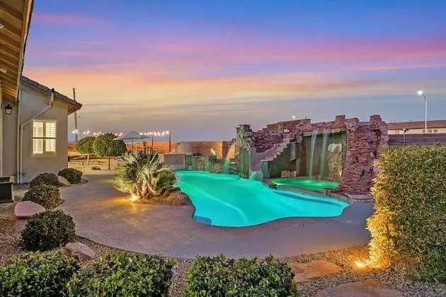 Villa Oasis A Stunning Pool Experience Minutes to Vegas Strip Spa Waterfall RV Parking 5 Bedrms 6 Beds 1 Story - Oda