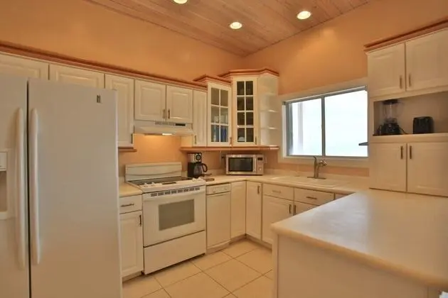 Ocean Front Beach Home Walking Distance to Flagler - Mutfak