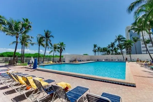 Ocean Front Casablanca Studios with FULL KITCHENS & Beach access By BL Rentals - Havuz