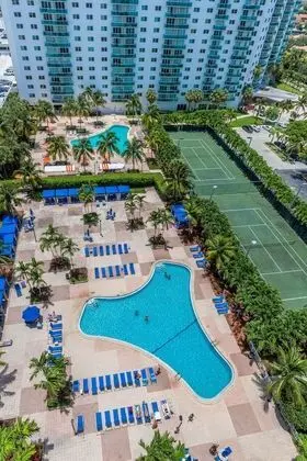 Ocean Reserve Luxury Condos Across from Sunny Isles Beach - Havuz