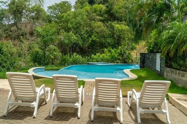 Ocean View Luxury Condo at Flamingo Towers - Havuz