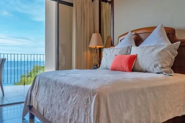 Ocean View Luxury Condo at Flamingo Towers - Oda
