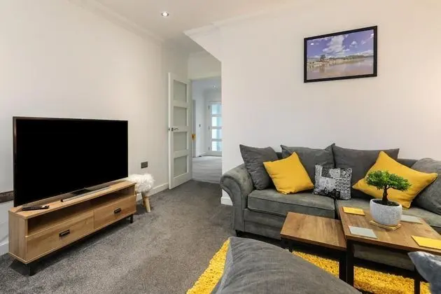 Ocean Waves - Ground Floor Apartment Pet Friendly Enclosed Garden - Oda